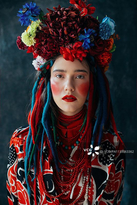 年轻女人头发上戴着鲜花图片素材