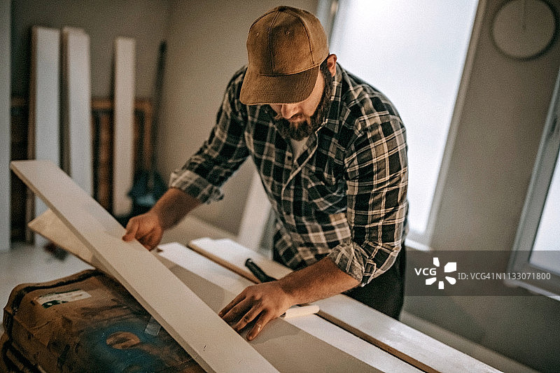 从事DIY项目的男人图片素材