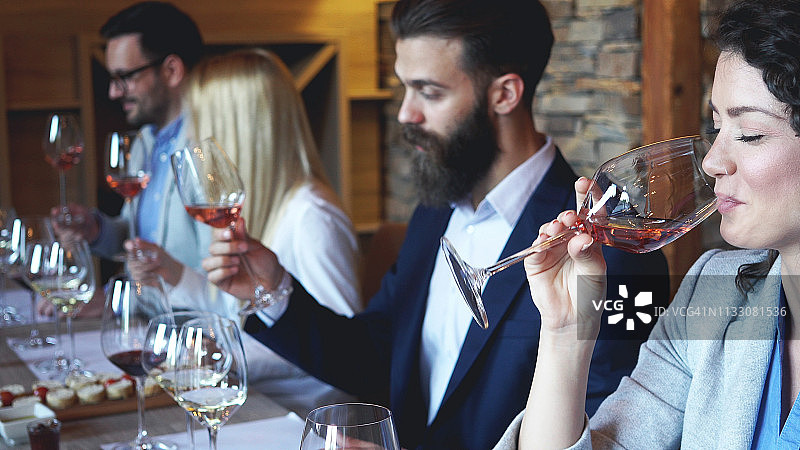 朋友一起品酒图片素材