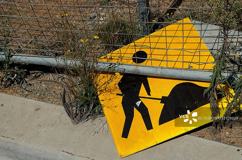 建筑工地围栏下的工人标志图片素材