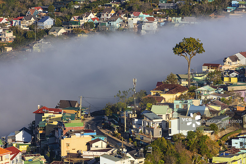 越南大叻Cau Dat雾中乡村图片素材