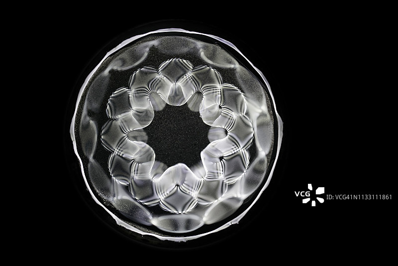 在不同频率的声音驱动下，水的Cymatic模式图片素材