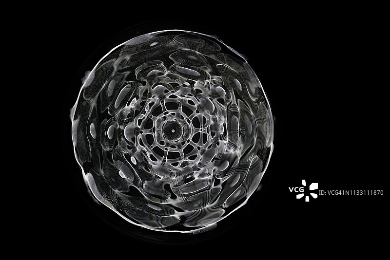 在不同频率的声音驱动下，水的Cymatic模式图片素材