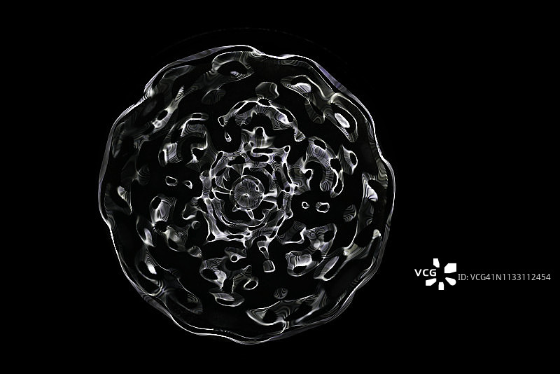 在不同频率的声音驱动下，水的Cymatic模式图片素材