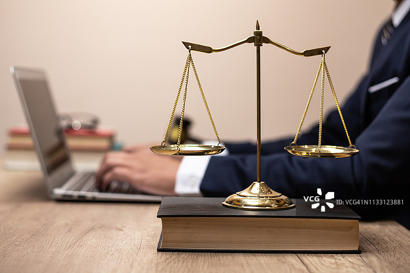 法律、律师和正义概念，男律师或公证人在律师事务所处理重要案件的文件和报告，曼谷，泰国。日期 02/27/2019图片素材