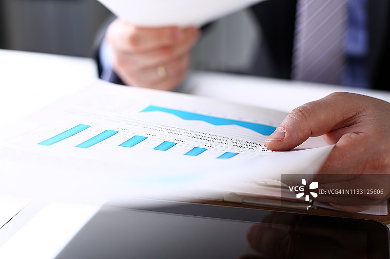 男办事员正在检查重要的财务文件图片素材