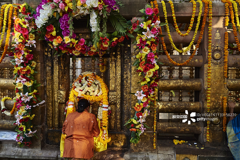 印度菩提伽耶摩诃菩提寺的祈祷女子图片素材
