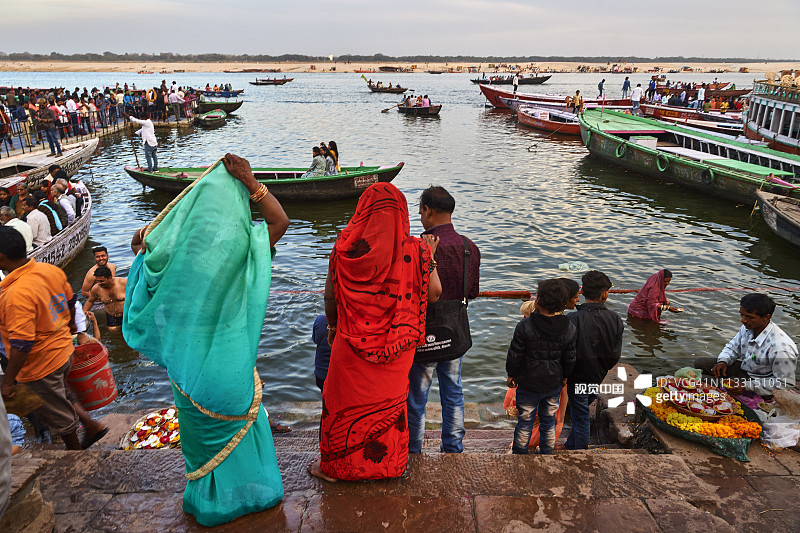 印度瓦拉纳西印度教沐浴仪式图片素材