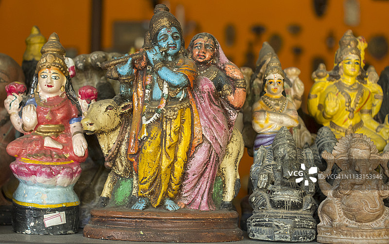 奎师那与拉达的陶土雕像图片素材