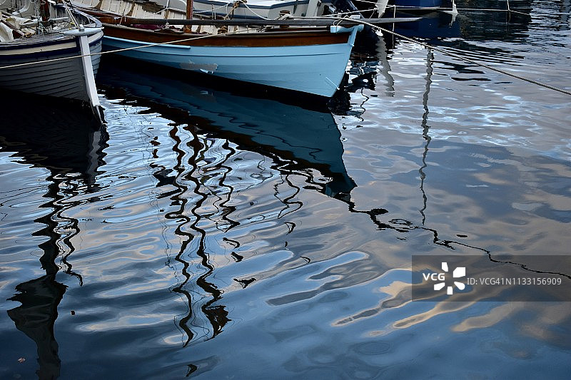 霍巴特港口中倒映的彩色船只图片素材