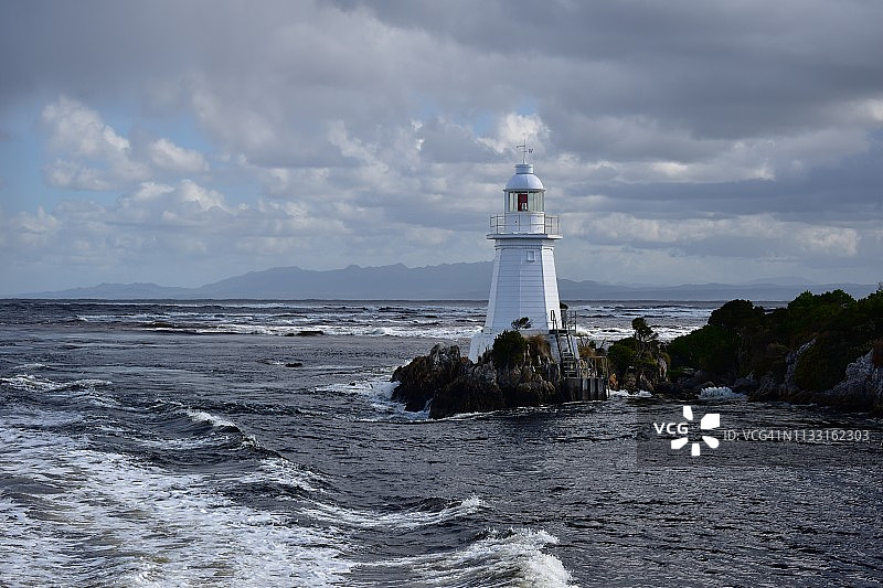 澳大利亚塔斯马尼亚戈登河中的灯塔图片素材