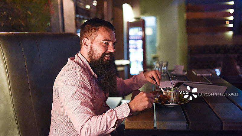男子享用晚餐图片素材