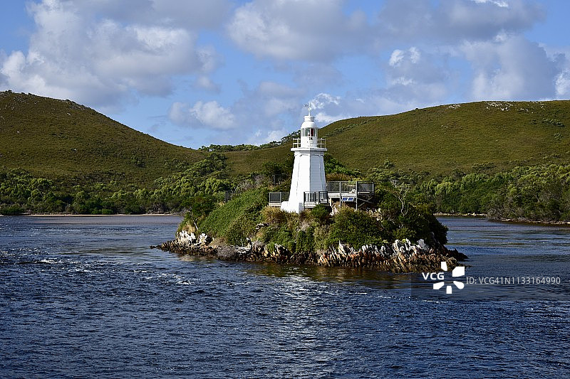 澳大利亚塔斯马尼亚戈登河中的灯塔图片素材