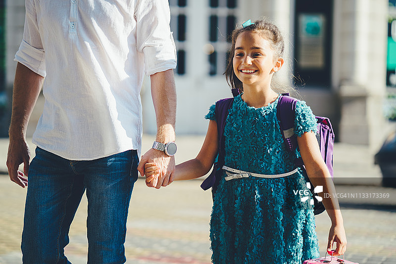 父亲送女儿上学图片素材
