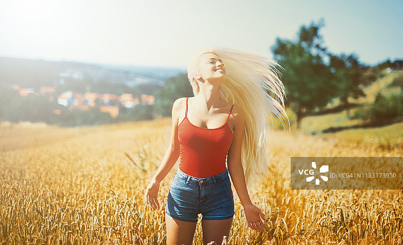 享受金色麦田中的美好时光图片素材