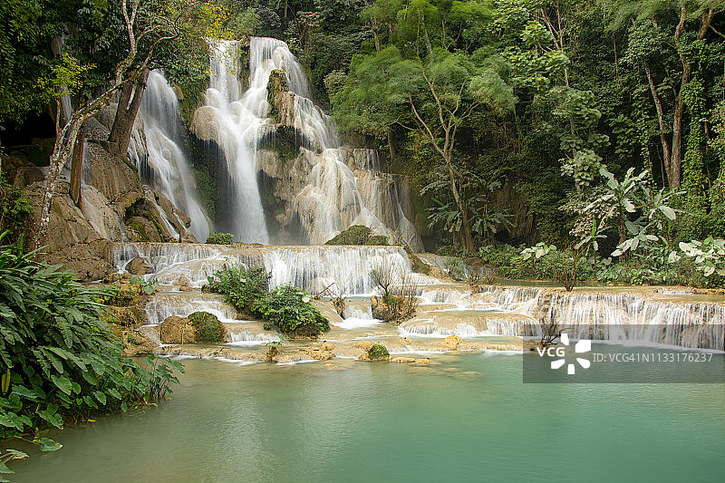 柔焦关西瀑布，琅勃拉邦，老挝图片素材