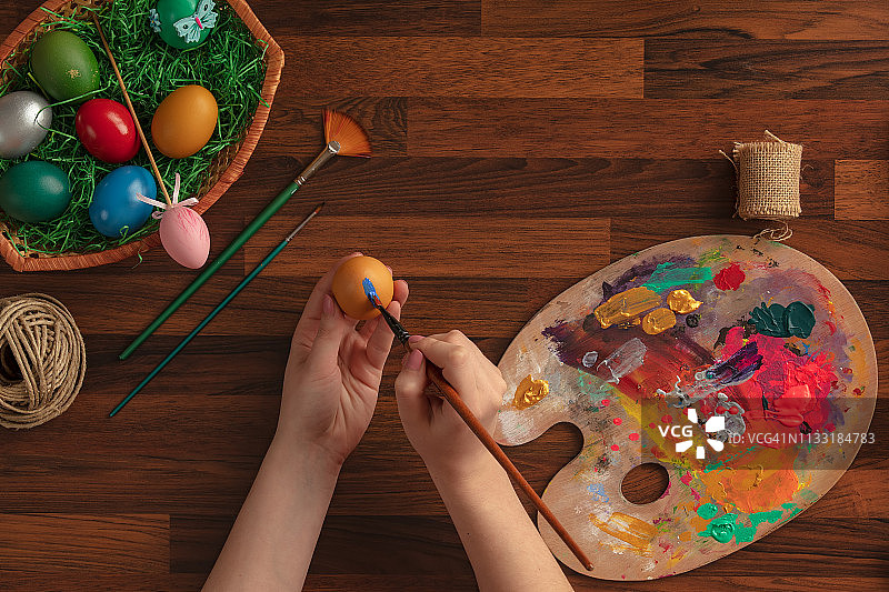 女性绘制的彩色复活节彩蛋顶视图图片素材