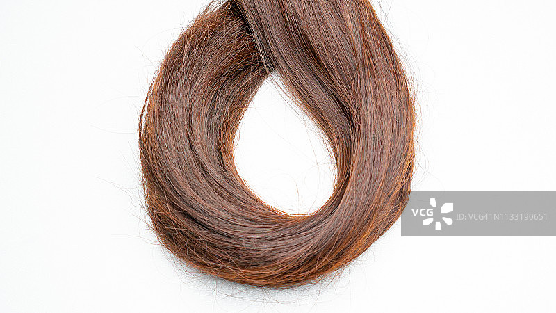 白色背景上的棕色卷发特写图片素材