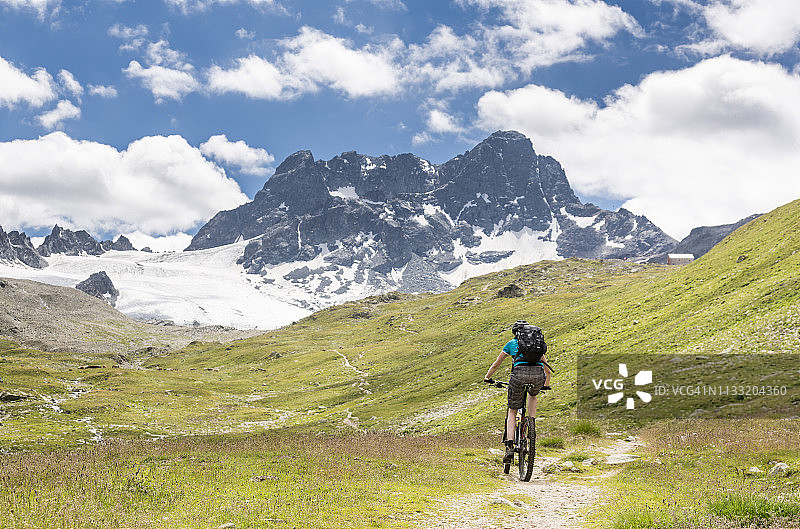 骑山地自行车前往瑞士凯什峰的风景图片素材