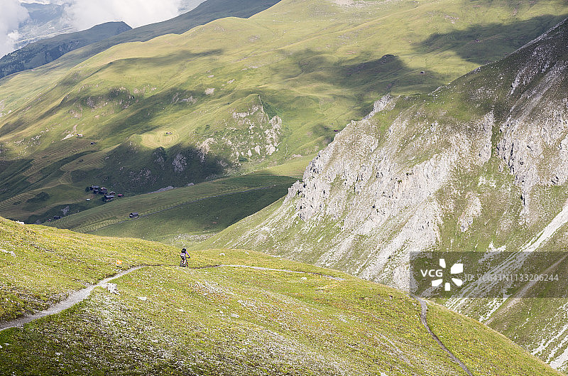达沃斯 Strela Pass 山地自行车下坡图片素材