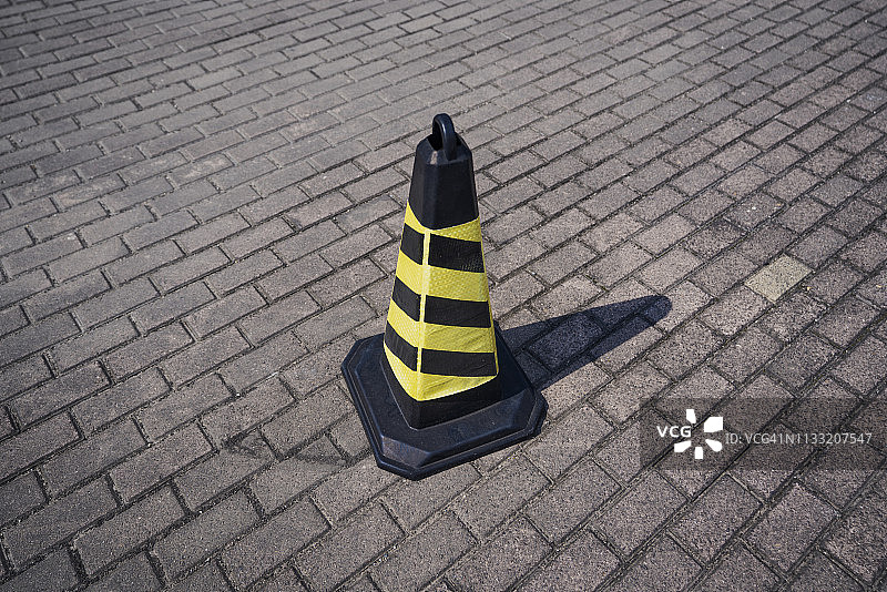 沥青路面上的交通锥警示标志图片素材
