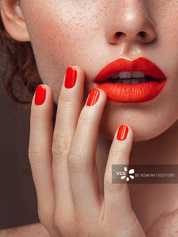 女性的红唇美甲特写图片素材