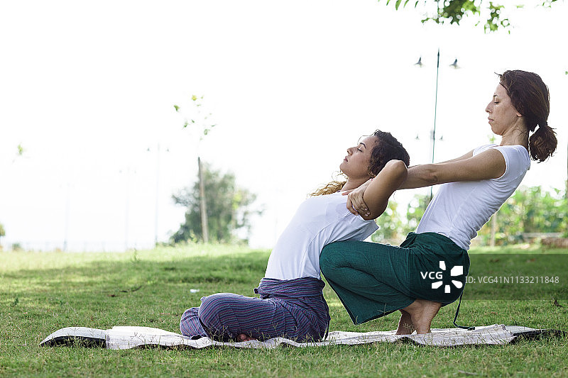 户外泰式按摩图片素材