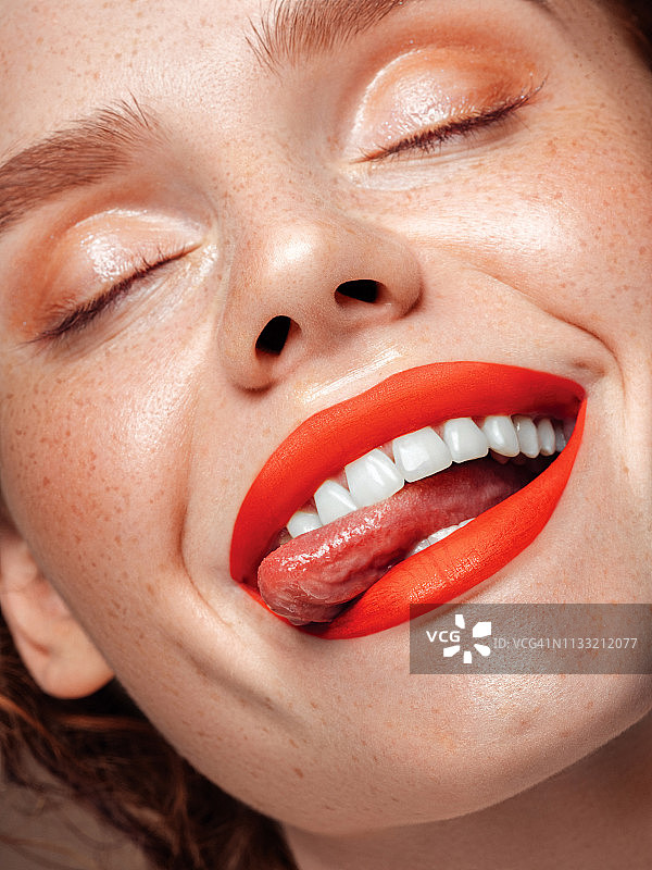 美丽女孩调皮图片素材