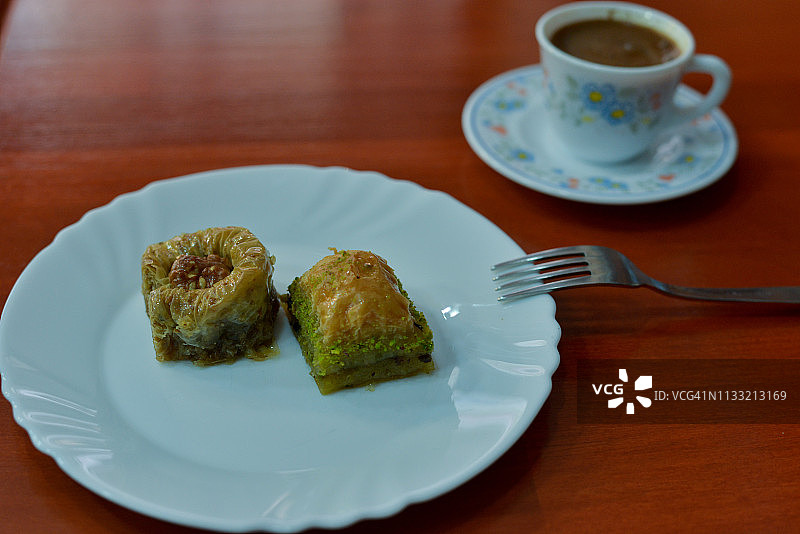 果仁蜜饼与土耳其咖啡图片素材