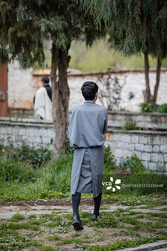 两名当地男子在不丹贾卡尔探索姜贝拉康寺图片素材