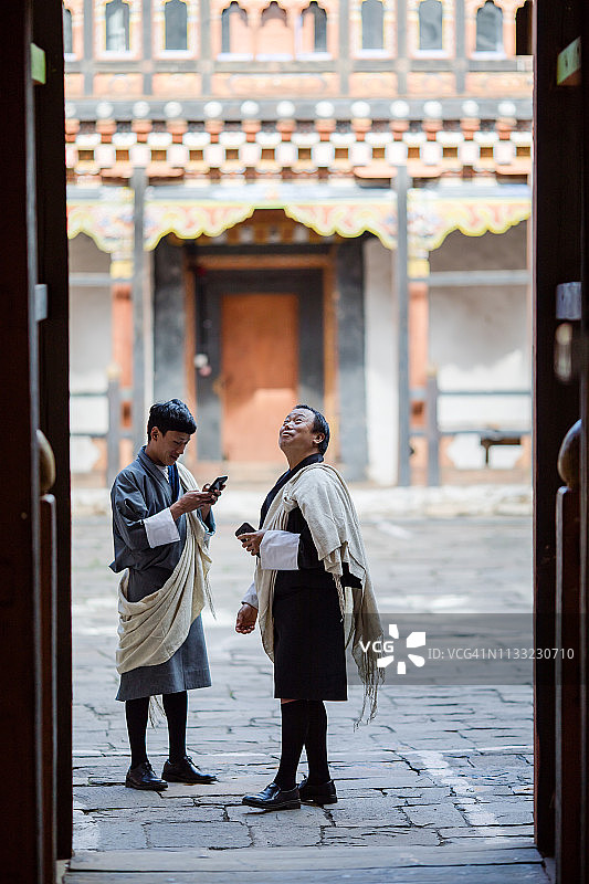 不丹贾卡的当地村民探索扎卡宗图片素材