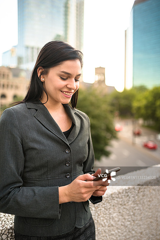 在城市发短信的商务女人图片素材
