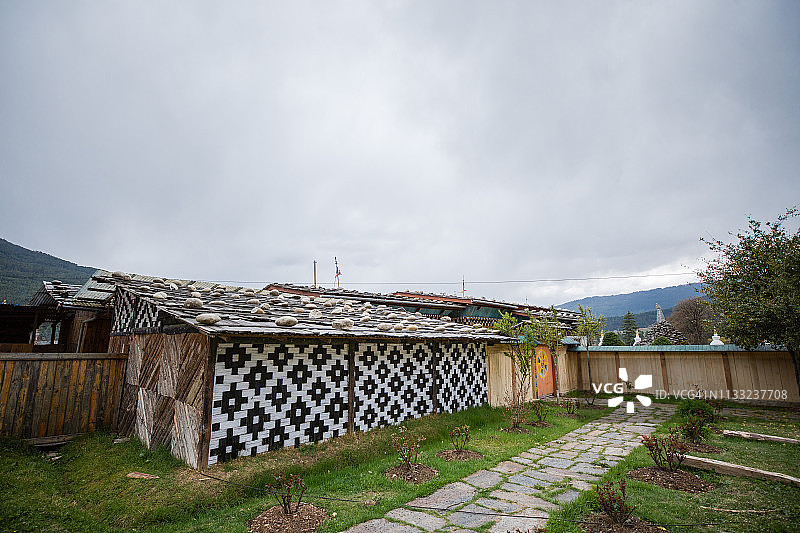 不丹贾卡尔建筑物屋顶上的石头图片素材