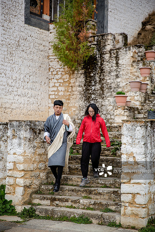 不丹库杰寺，当地村民和年轻游客走下楼梯图片素材