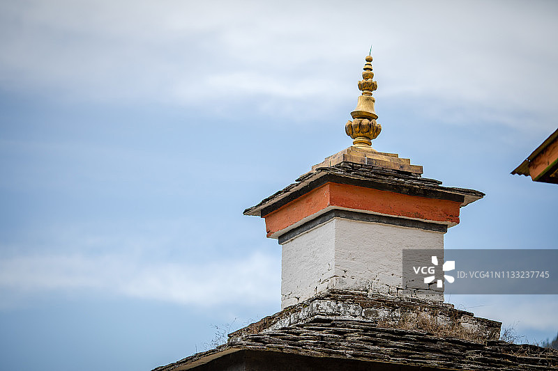 不丹扎卡尔贾姆贝寺顶的炮塔图片素材