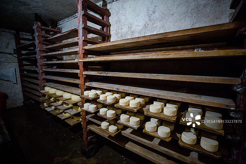 不丹贾卡尔堆满奶酪的老化房间图片素材