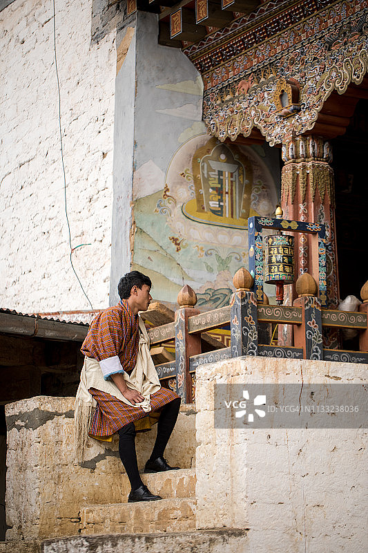 不丹宗萨宗的台阶上的村民图片素材