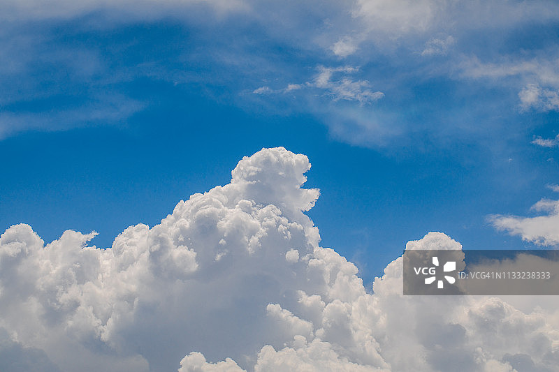 不丹宗萨的晴天白云图片素材