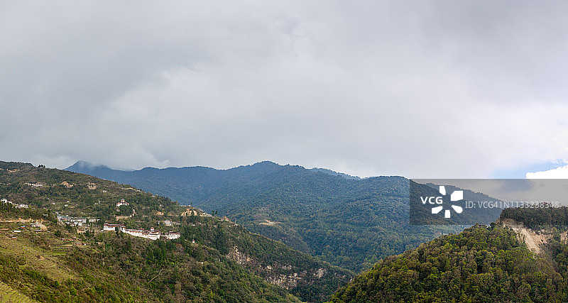 不丹特龙萨宗周围郁郁葱葱的绿色山脉图片素材