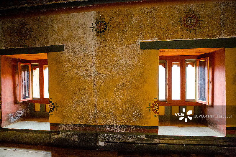 不丹特朗萨宗阳光明媚的窗户图片素材