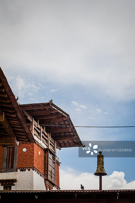宗萨宗屋顶上的祈祷铃图片素材