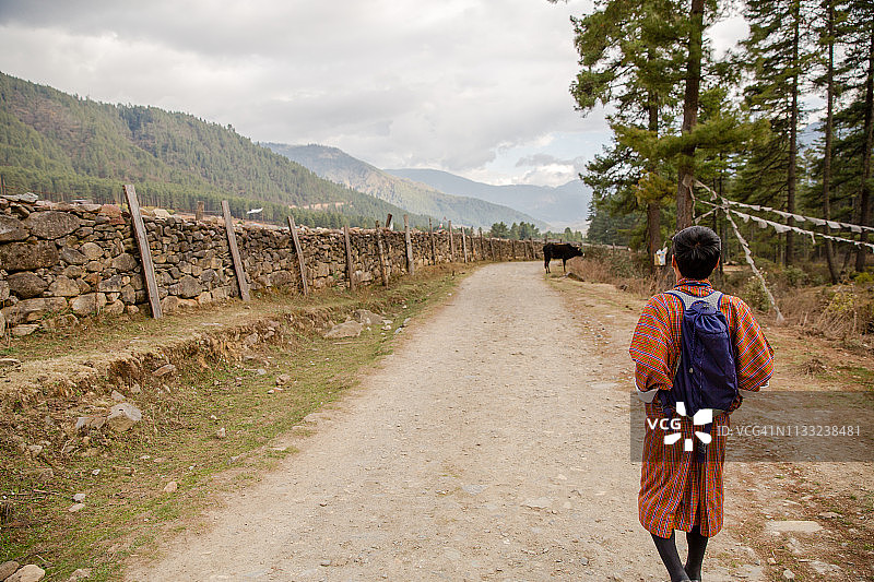 徒步穿过不丹耶科的步行道图片素材