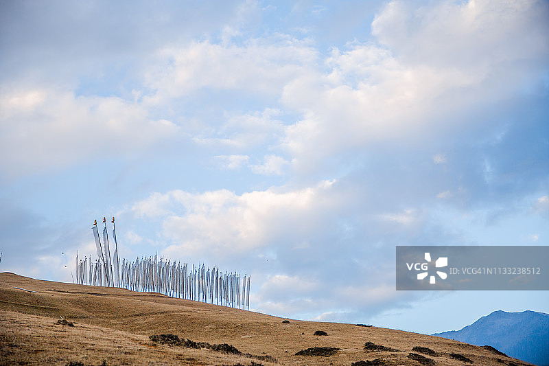 不丹耶科高耸的祈祷旗图片素材