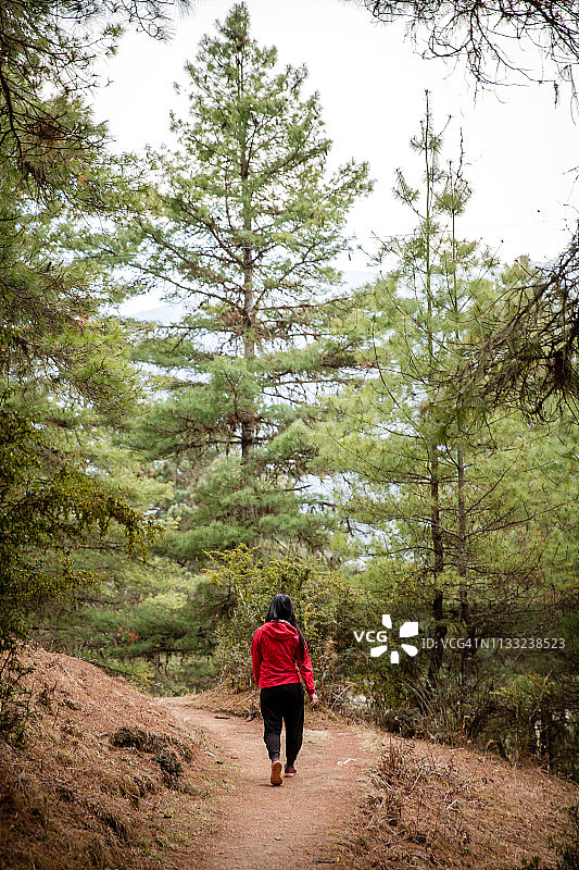 徒步穿过不丹耶科的步行道图片素材