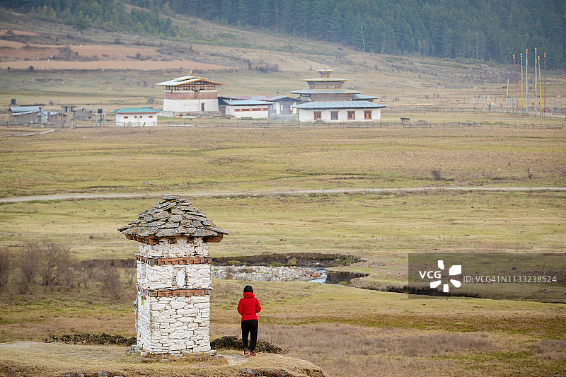 在不丹亚科欣赏广阔土地的年轻游客图片素材