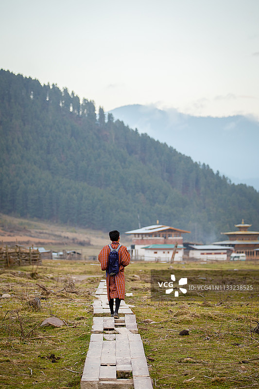不丹亚科徒步小径上的村民图片素材