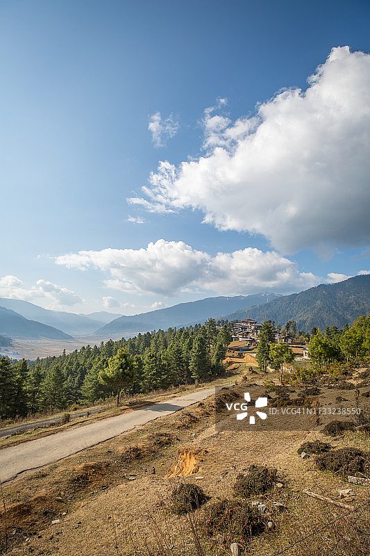 通往不丹岗提寺的单车道图片素材