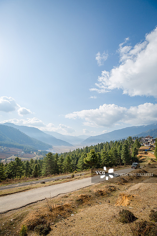 通往不丹岗提寺的单车道图片素材
