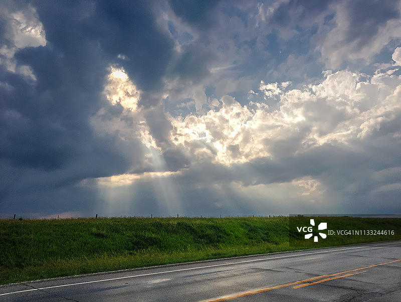 雷暴雨后穿透云层的阳光图片素材