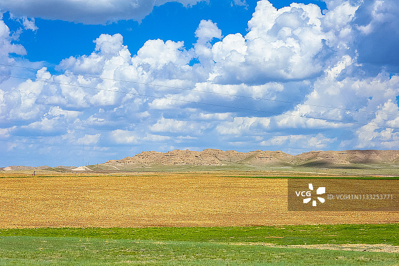开阔草原上的蓝天和积云图片素材
